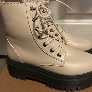 Forever 21 Beige boots Size 6